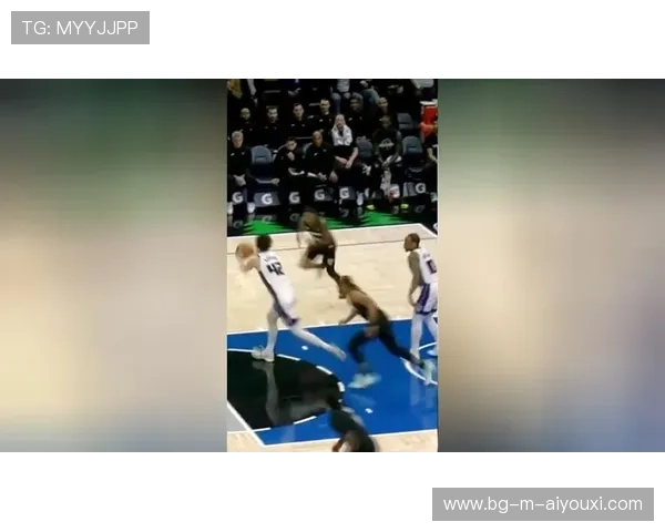 拉文飞身滑翔灌篮点燃全场热潮